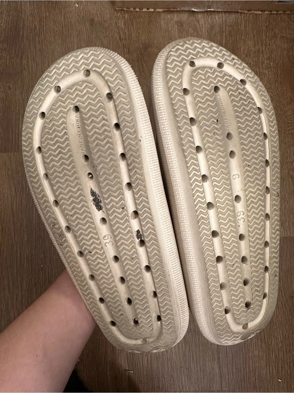 Cushionaire Women’s Cream Double-Buckle Cloud Slide Sandals Size 9